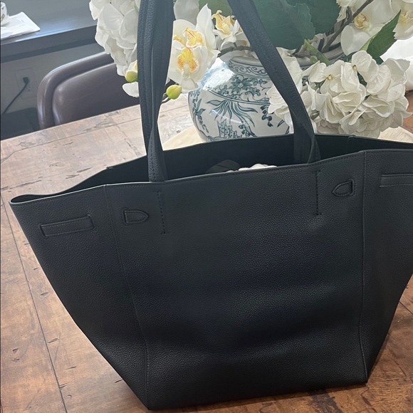 Celine Elegant Black Tote Bag - Picture 3 of 14